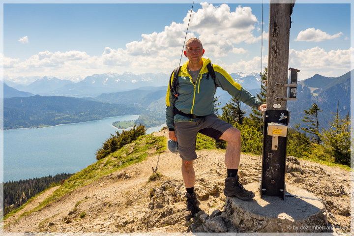 Gipfelkreuz auf dem Jochberg mit Blick zum Walchensee