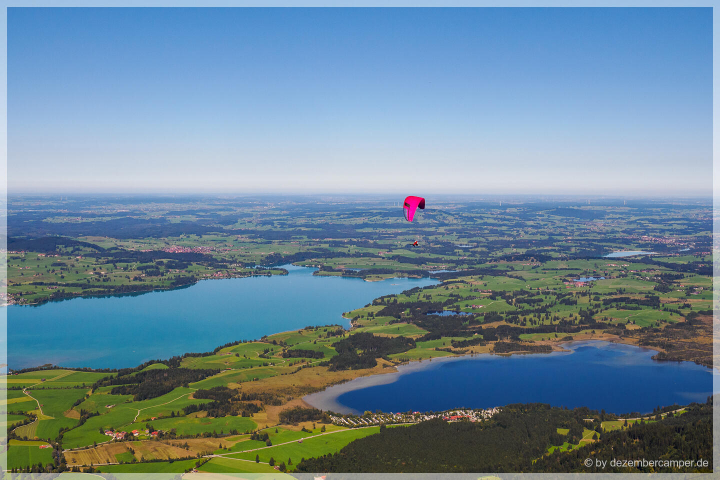 Blick vom Tegelberg auf Bannwaldsee (Campingplatz) und Foggensee